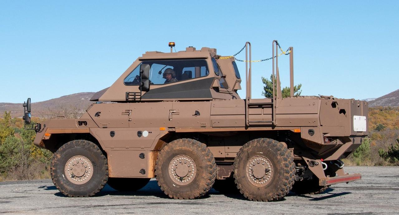 法国“美洲豹”装甲侦察车(EBRC)配套的驾驶员训练车。训练车配备可在营地和战