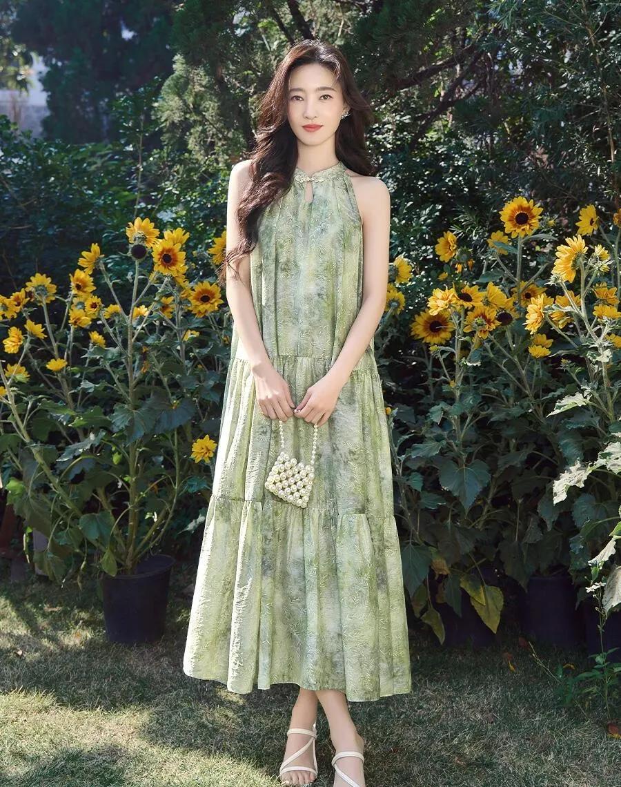 不愧是素颜女神王丽坤😭一身青绿水墨挂脖裙，清新又高级新中式盘扣设计温婉雅致