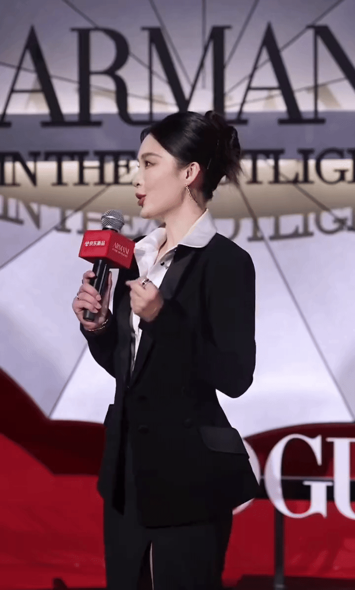 李沁这个飞吻李沁这身黑色西装长摆裙妆造美的太权威了！气场全开，太帅啦🤩​