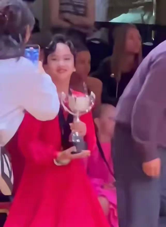 孙俪的10岁女儿被年轻男教练亲了一口，而孙俪女儿有明显躲闪的动作，网友瞬间分为两