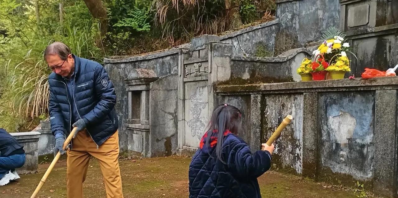 一位68岁的男子去墓地管理处给故去的父母续交20年的管理费，交完费用之后，他突然