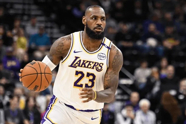 今日NBA常规赛，湖人88-103不敌快船。赛后，詹姆斯接受了采访。谈到本场裁