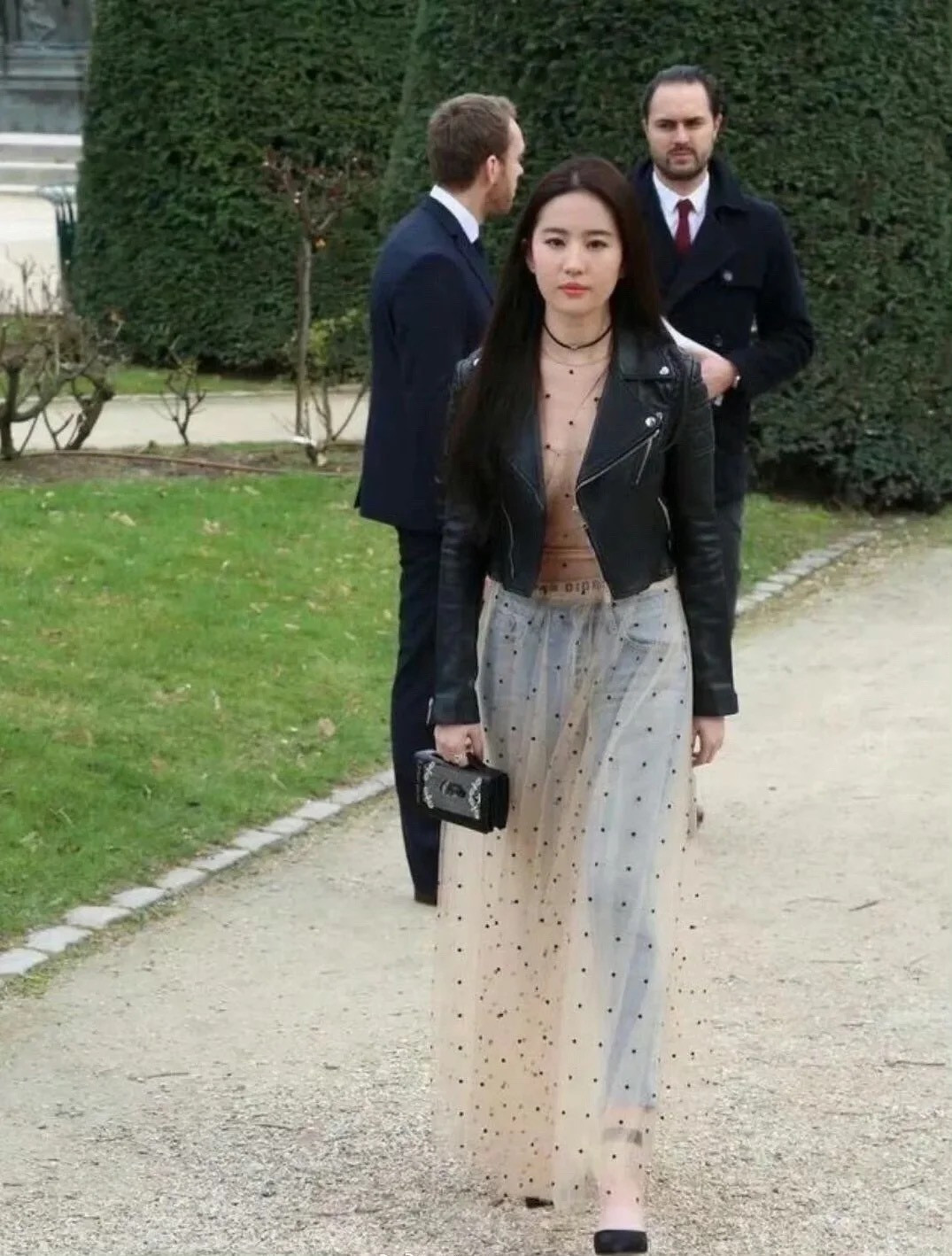 这也就是刘亦菲吧，谁还敢这么穿？