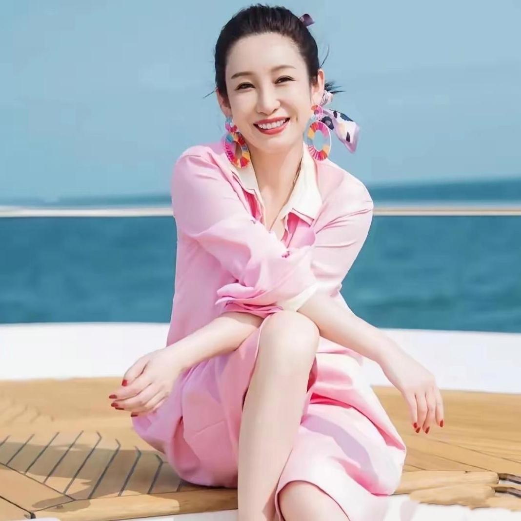太羡慕秦海璐的婚姻了！和王新军相守12年，藏满细碎的温柔偏爱。只要丈夫在家