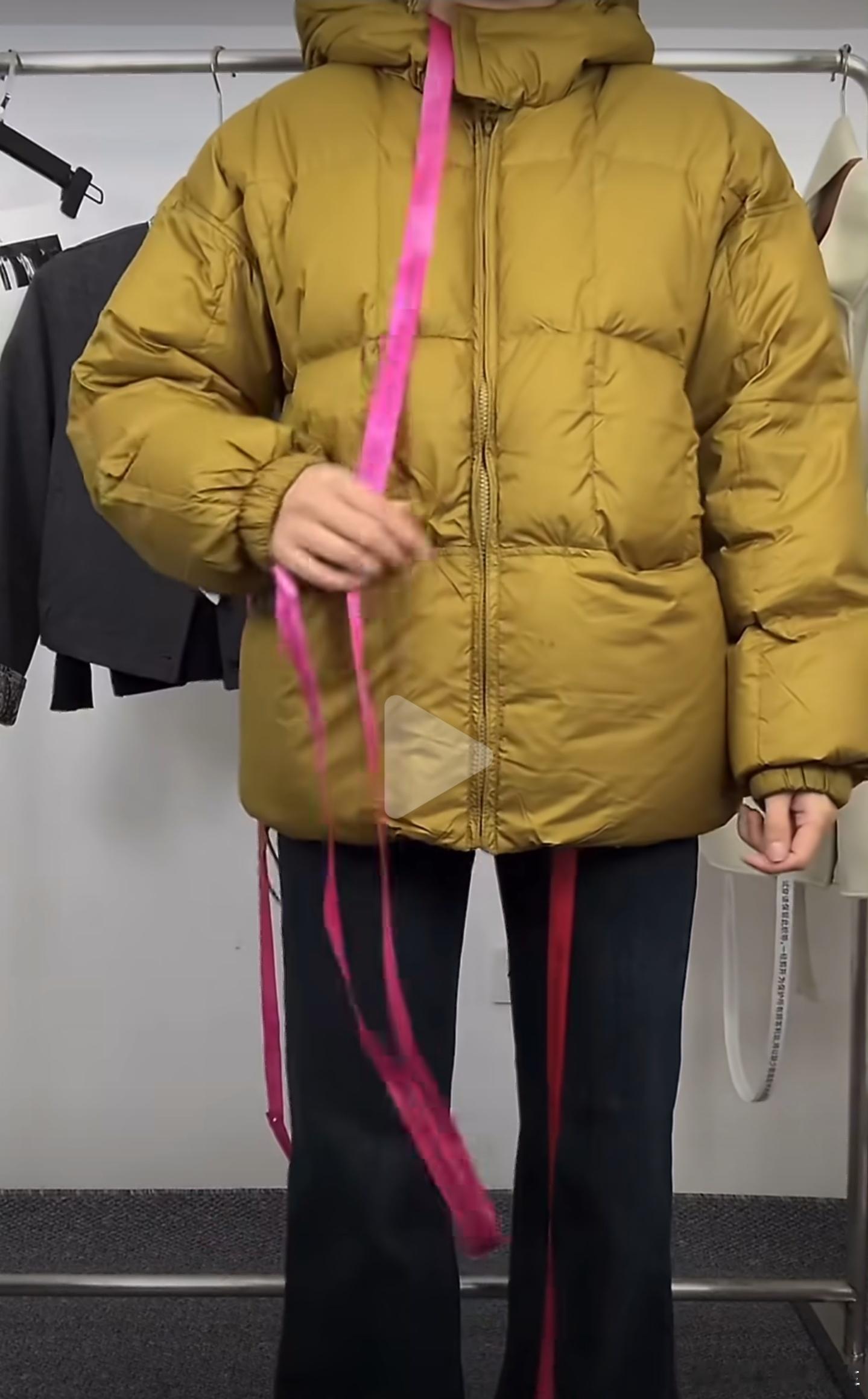 现在的女装都要上防拆带了以前买衣服：试试合不合身。现在买衣服：先跟一根防拆带斗智