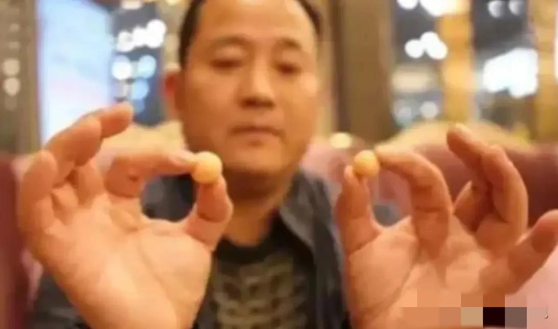 1995年，一位厨师在后厨处理海螺时，发现海螺肉中有两颗“结石”，厨师觉得好看，