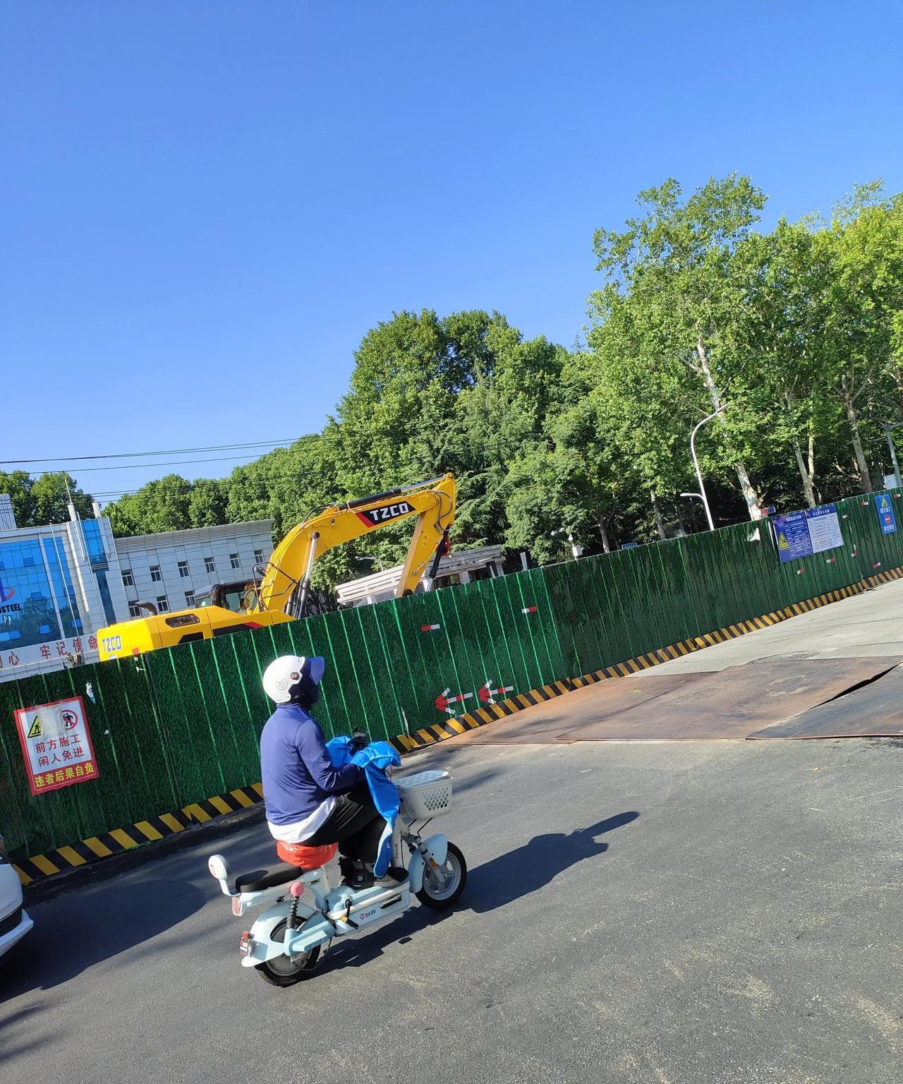 挖呀、挖呀、挖！今年挖了，明年挖，东边挖了，西边挖。反正道路是经常挖。#挖沟