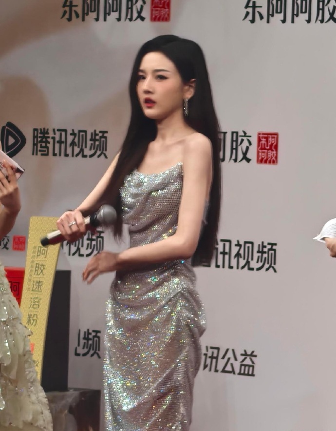 感觉宋祖儿没拿奖的表情就很有故事感​​​