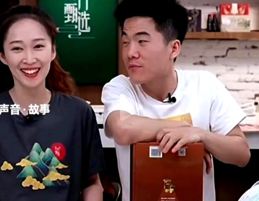 yoyo在董宇辉没火的时候，是东方甄选的台柱子。那时候，董宇辉只配给yoyo