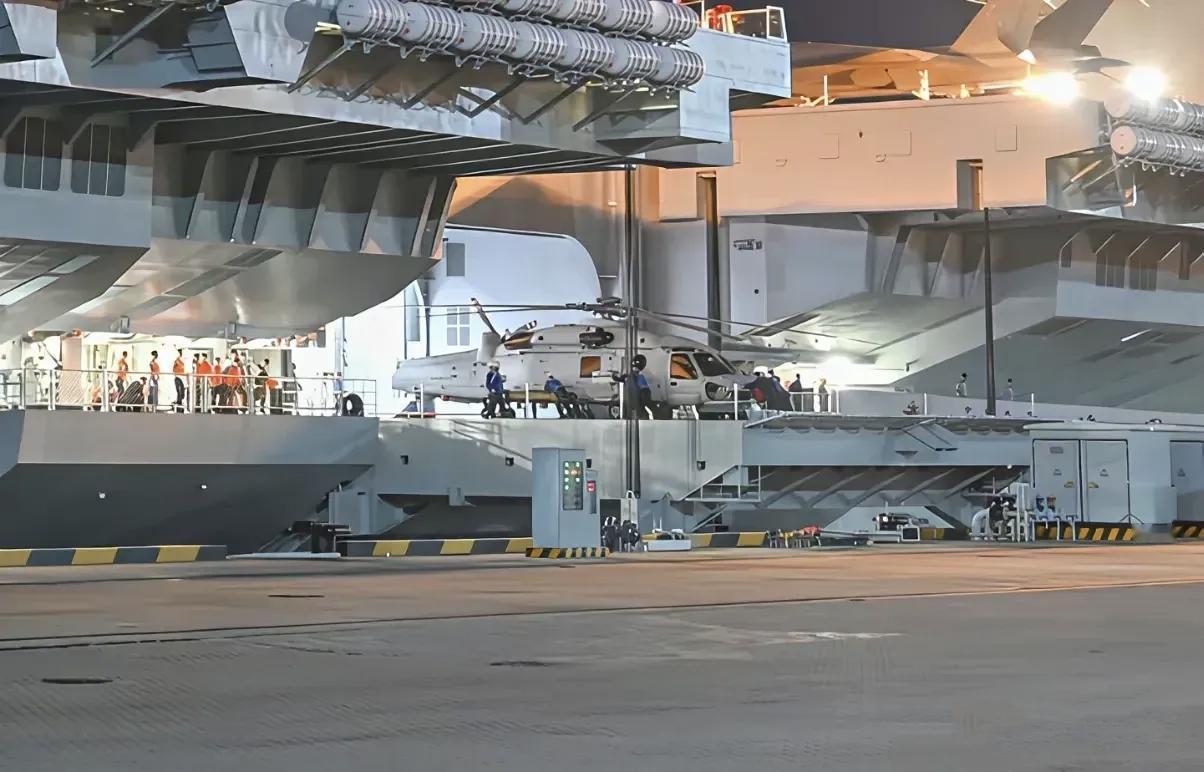 什么是超级航母？这就是！看看图1，如果不是看了福建号列装的视频画面，还以为图