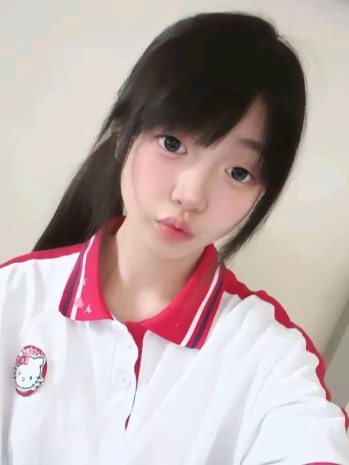 元气少女穿搭指南：红白相间的可爱校服，元气满满！💕📸