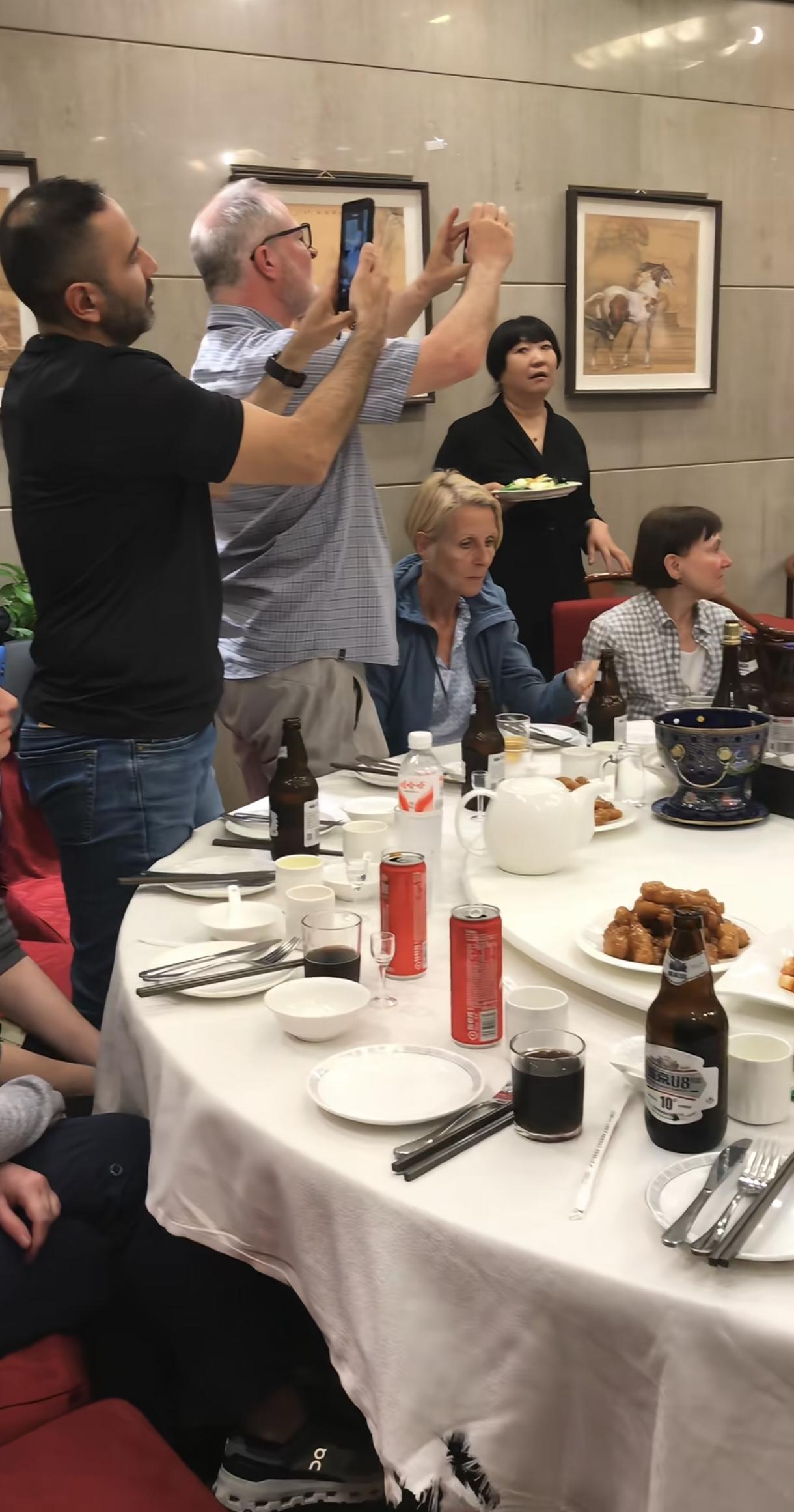 欢迎外国来华旅游，观赏中国名胜，又贡献GDP了。吃好喝好。老外都无法拒绝烤鸭，吃