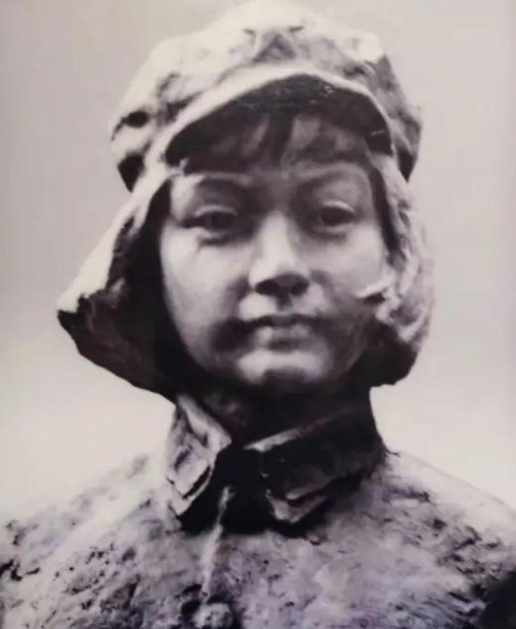 1929年，朱德正和妻子睡觉，突然十几个敌兵破门而入，大喊：“谁是朱德！”危急时