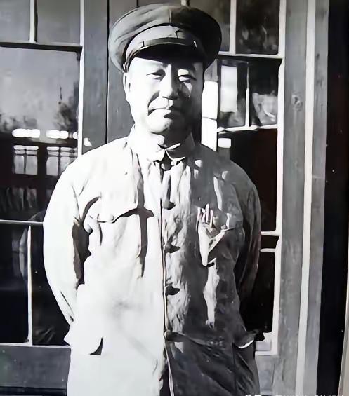 1949年9月18日，董其武正在商议绥远起义部署，特务头子张庆恩带着十几个手持武