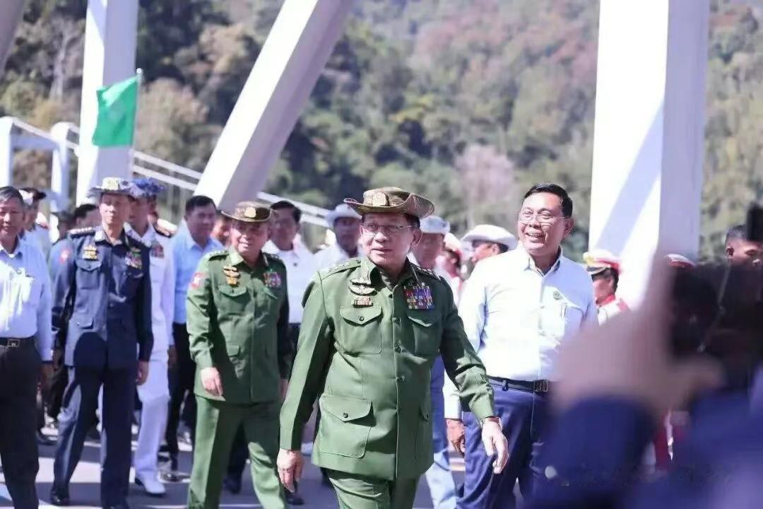 敏大将出席萨尔温江大桥通车仪式！这是位于中缅边境南部不远处的掸邦区域，也是缅