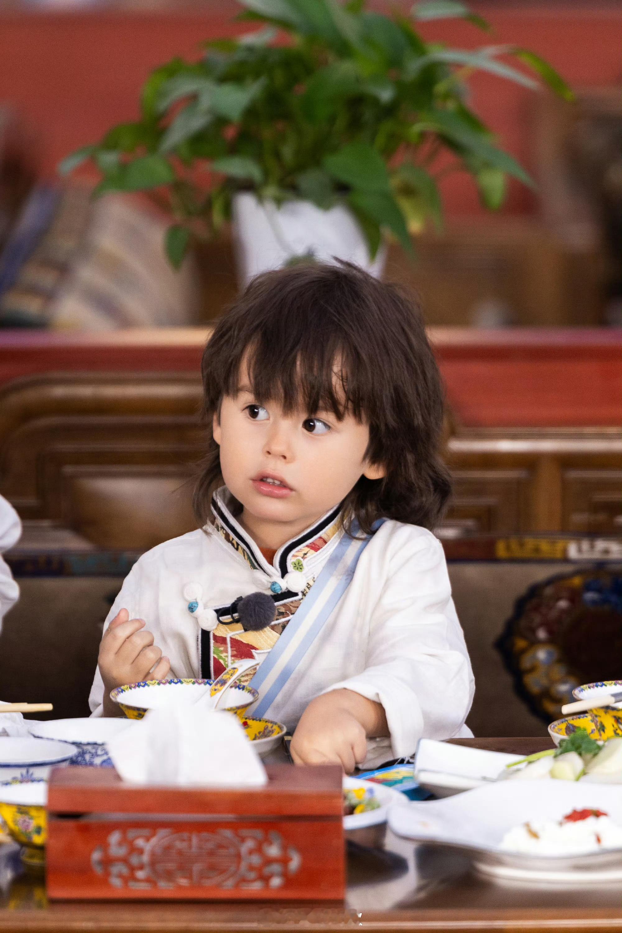 王永鸿手动纠正力安口呼吸育儿细节满分！王永鸿发现力安车上睡着用嘴呼吸，毫不犹豫