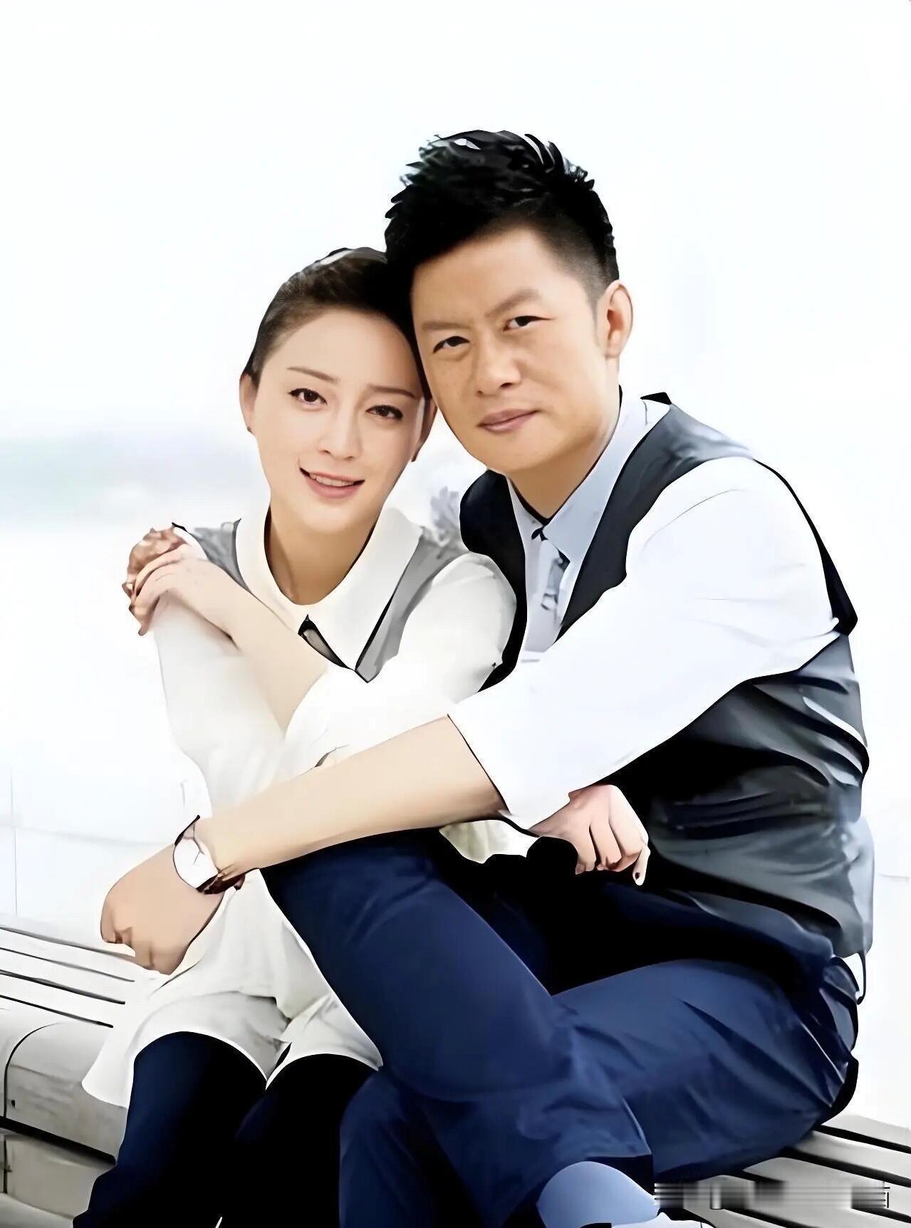 这是娱乐圈里最恩爱的一对夫妻，男的长相俊朗，五官棱角分明，长的好看，演技又好，不