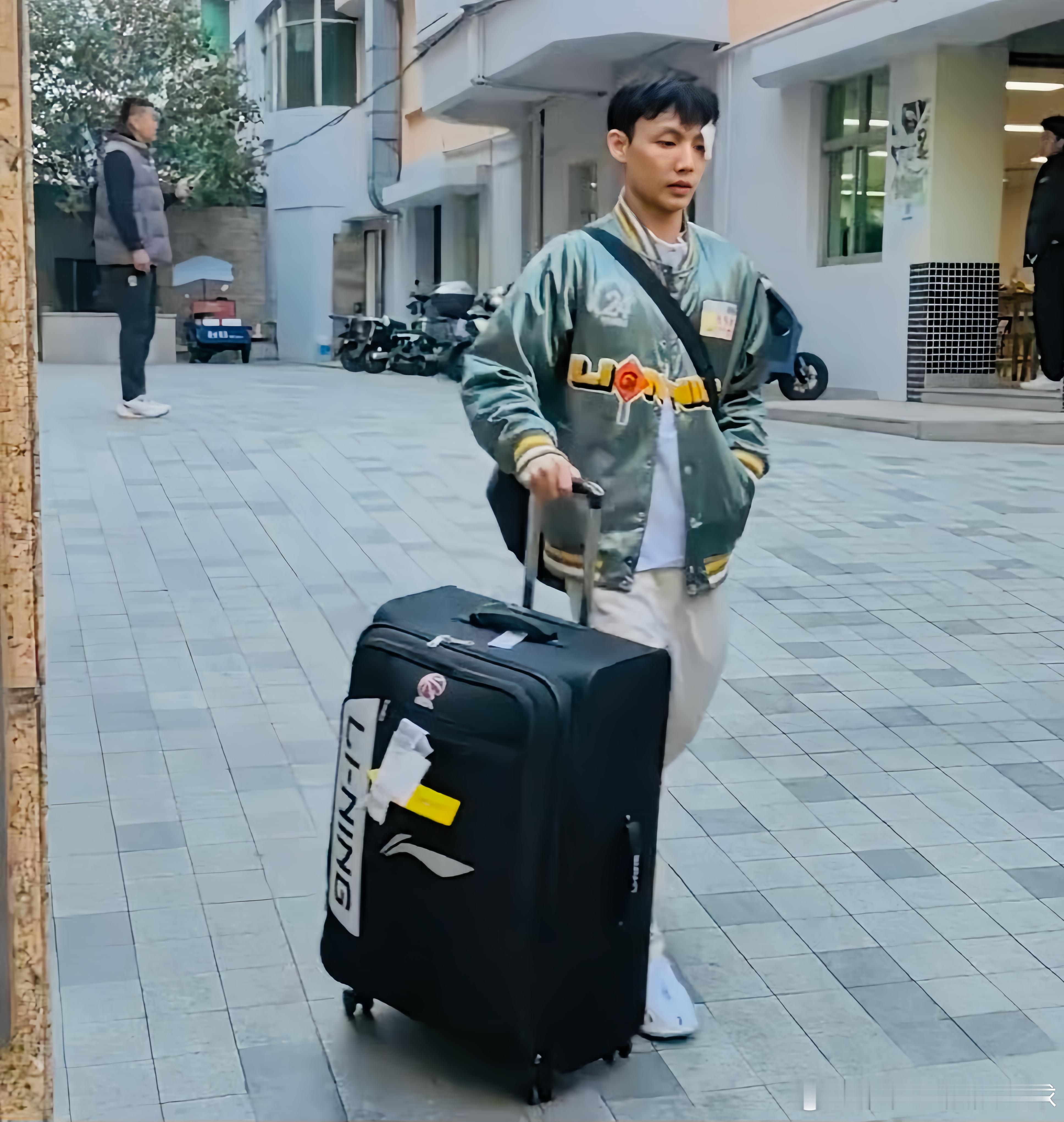 征程开始了，广东宏远男篮今天早上全员出发前往浙江。备战12月16日晚上对阵浙江稠