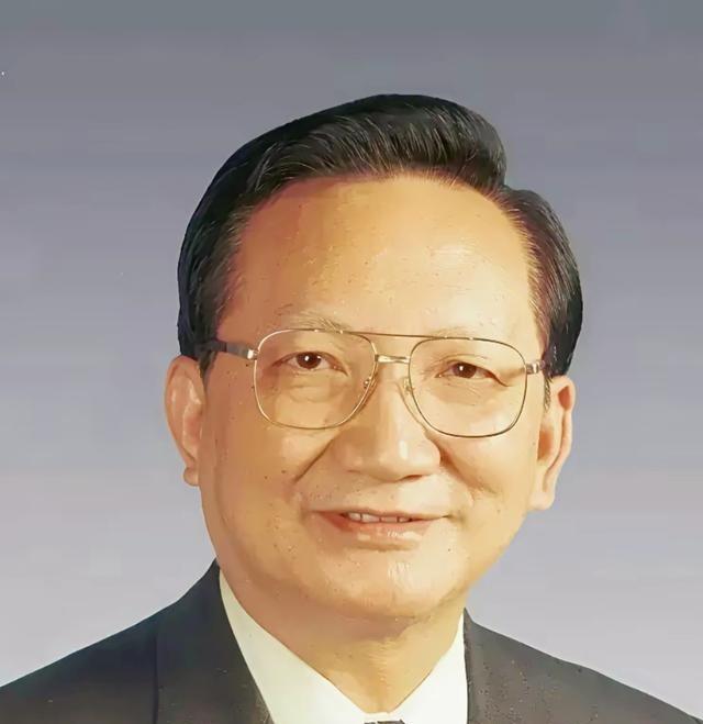 唐家璇，男，汉族，1938年1月生，江苏镇江人，1973年11月加入中国共产党，