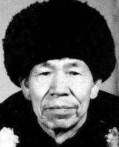 1938年，肖万世带着几个新兵外出巡逻，忽然看到十几个鬼子在河中洗澡，他暗喜，却