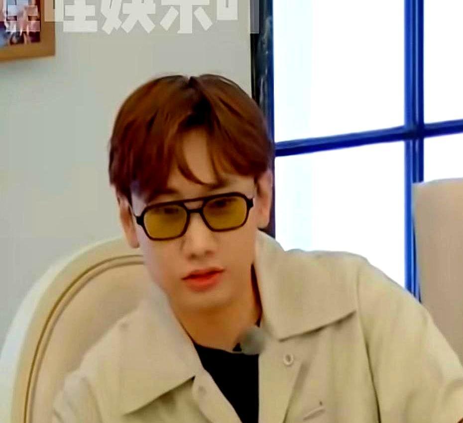 录制现场，宋丹丹盯着汪苏泷，一字一顿：“我比你妈大4岁，你叫我宋丹丹？”空气瞬