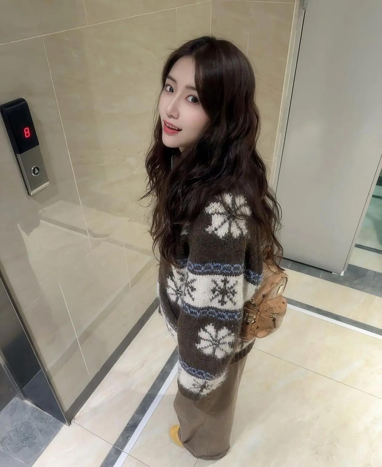 我的邻居，经常能碰到一起，她很活泼开朗，很卡哇伊邻居对门邻居