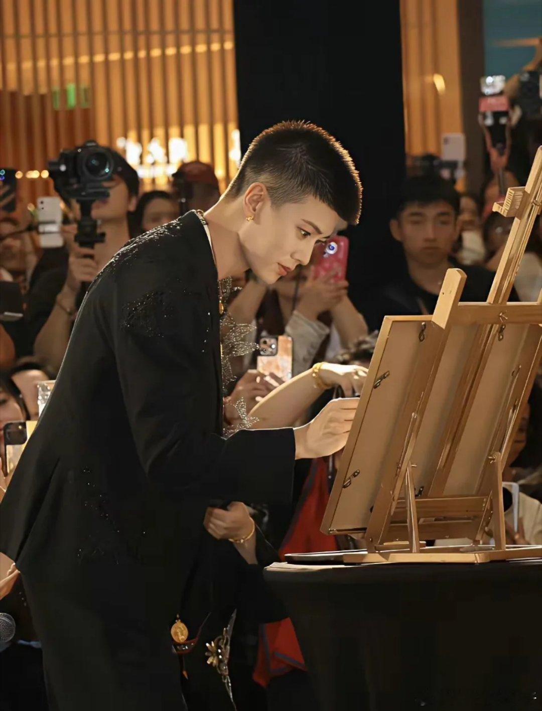 剪这种寸头最好看的男明星有王一博，肖战，任嘉伦，还有短剧圈的李梦然。大家觉得还有