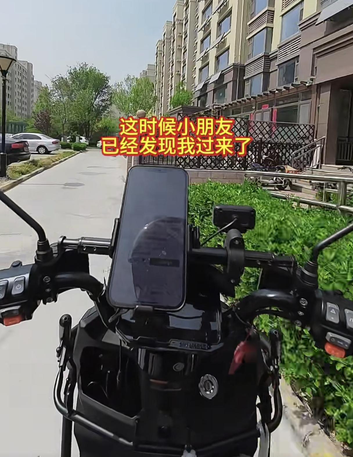 被这小姑娘整破防了！外卖员送餐到小区10楼，走到电梯口，竟有个小姑娘提前在此等候