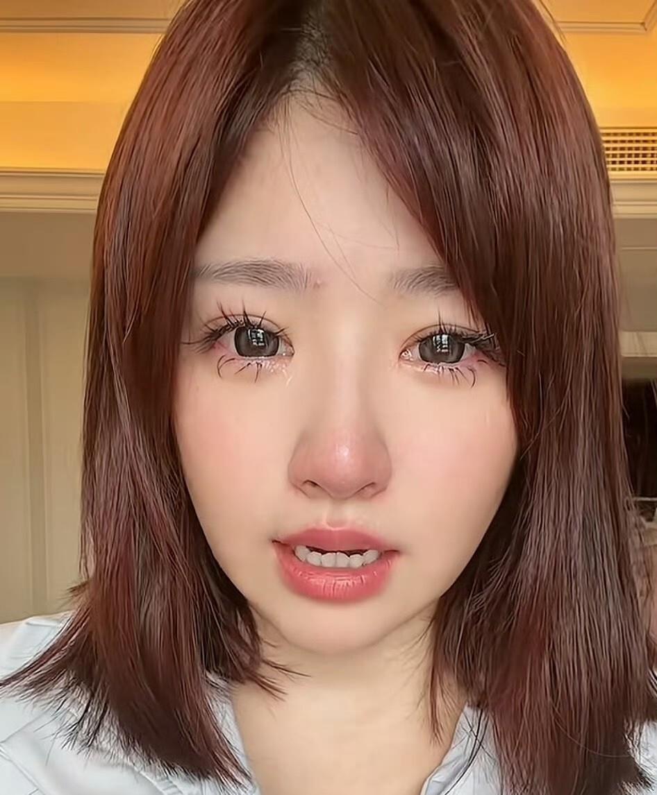 黄一鸣的男朋友开了场直播。他说自从账号被封了之后，黄一鸣整个人状态都不太对，长