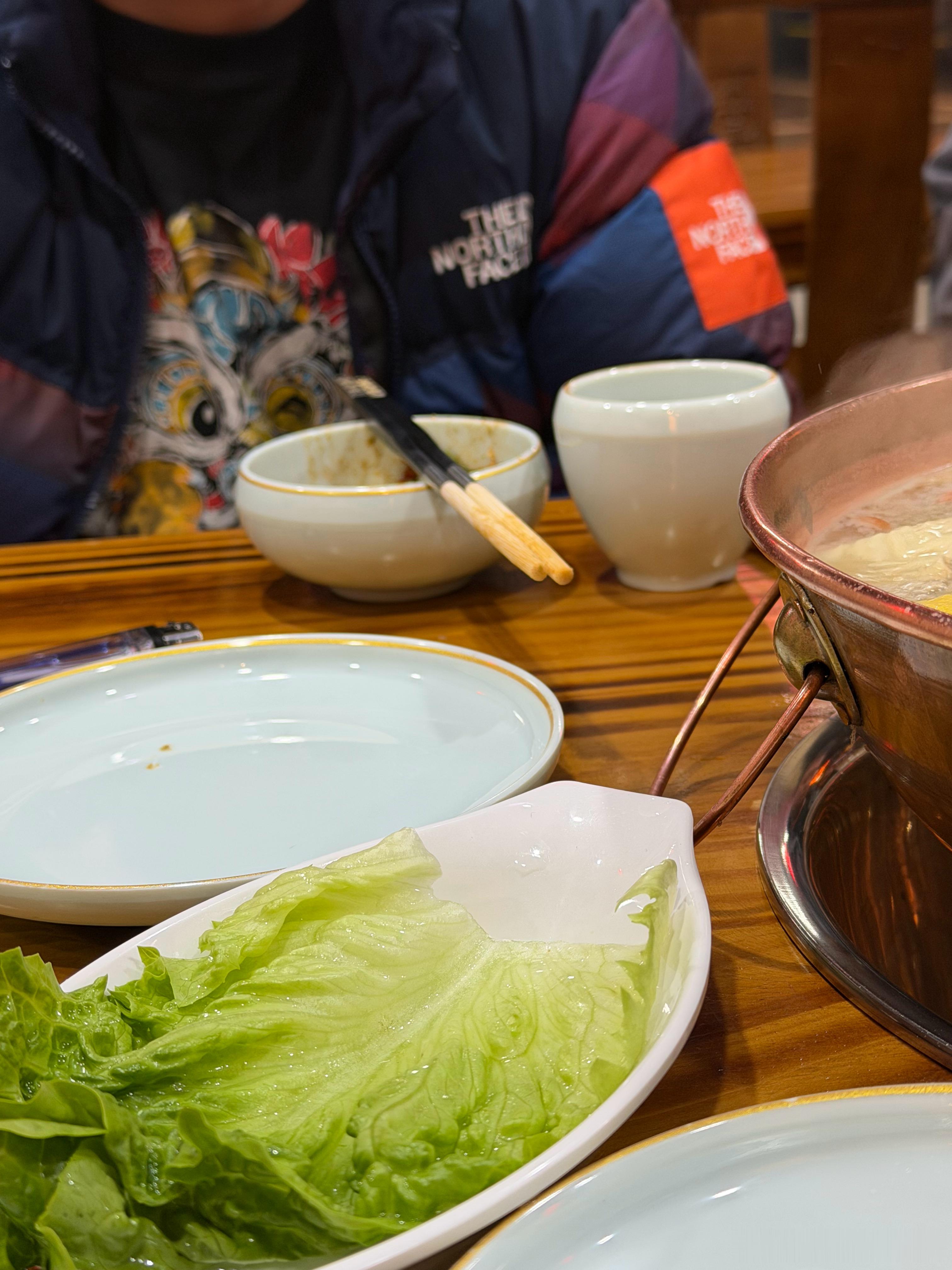 高中同学从澳洲回来休假聊了会儿，他辞了公务员跑出去干工地测绘去了就不说那边薪资、