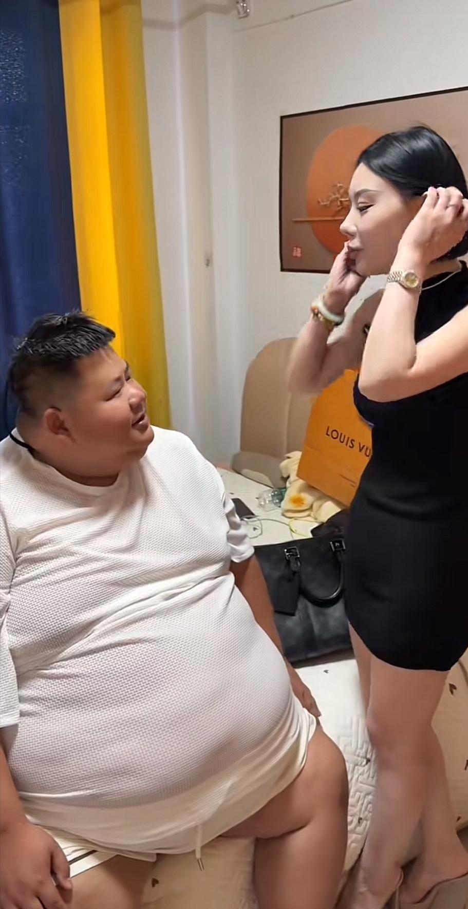 河北沧州李公子，人在家中坐，福从天上来。坐在自己卧室的床上，突然想擤鼻涕，因为太