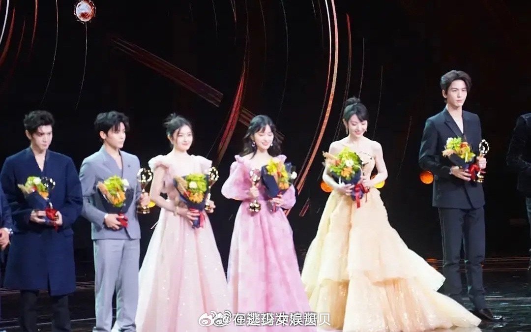 张凌赫这张合照有点吓到我了，他身高是不是快2米了