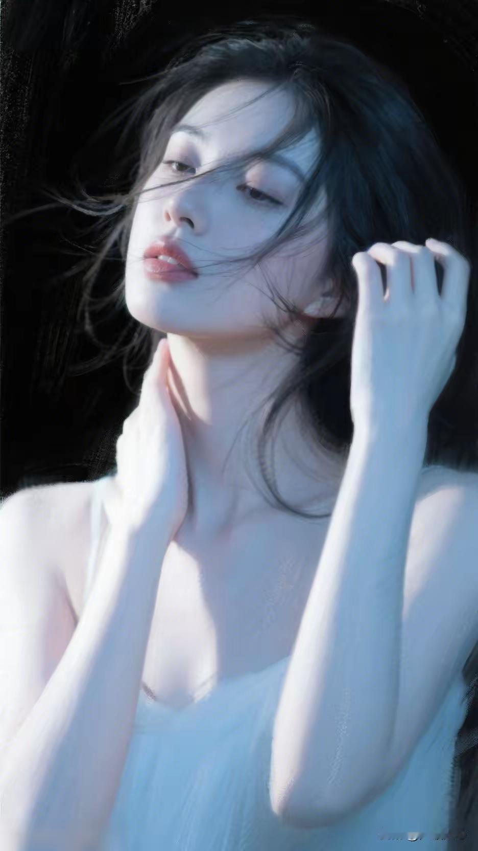 “沉醉在光影中的少女，温柔如梦”🌙✨