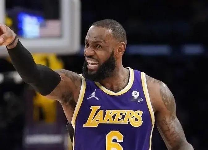 2018年，勒布朗·詹姆斯干了一件NBA球员里几乎没人干过的事：他给自己贷了3个