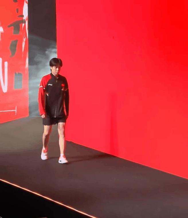 王楚钦做了一件几乎所有顶级运动员退赛时都不会做的事。不是直接离开，而是推开门，