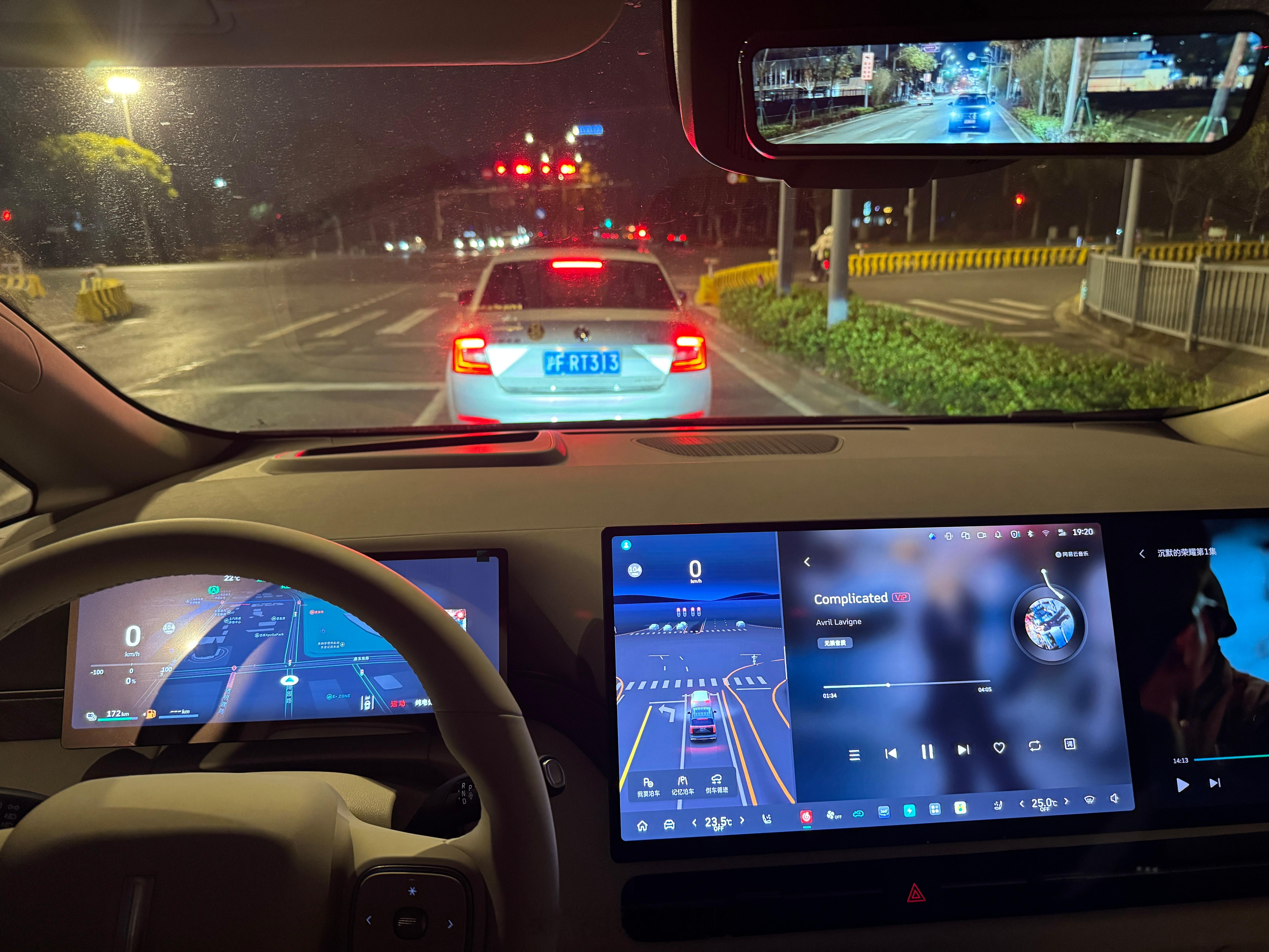 大家都喜欢电子内后视镜吗？确实更清晰，但在车上偶尔想看一下后排的娃，那就看不到了