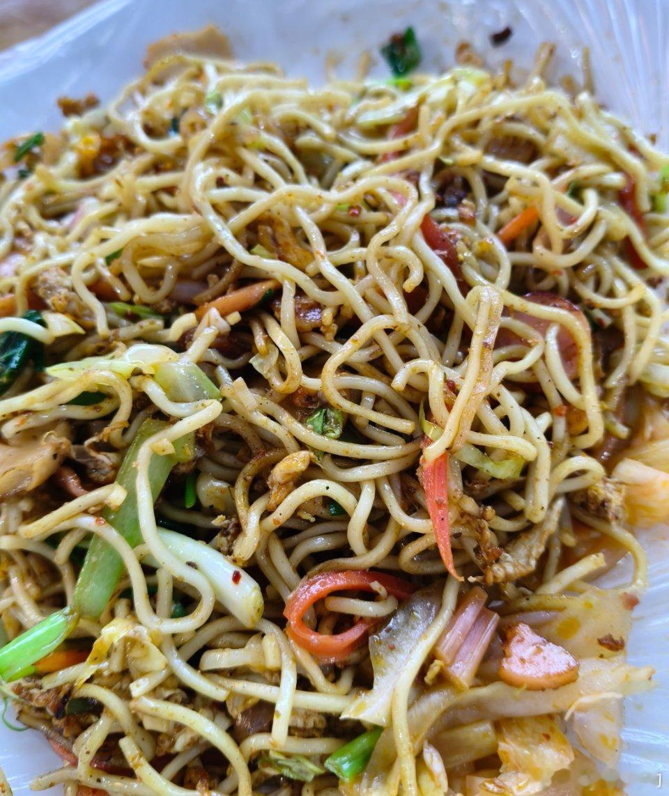 我还是很喜欢吃那种粗一点的炒面，点鸡蛋炒面店家会在炒面上盖个完整的炒蛋，不喜欢这