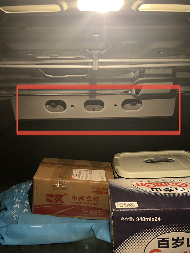 威朗现在减配无底线了看别人的后备有一个小饰板，发现我的竟然没有，难怪看着这么别