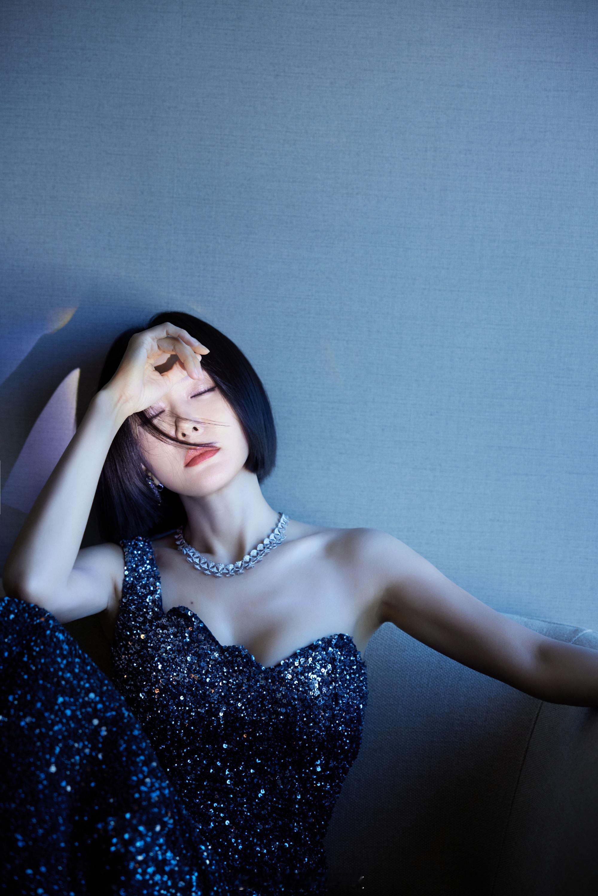 秦岚一袭深蓝色鱼尾如梦似幻