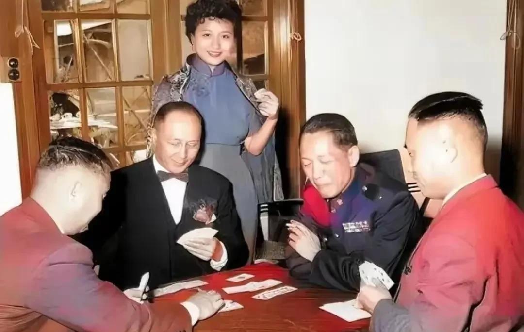 50年代，何应钦与友人打桥牌。从大陆败逃后，何应钦再也没有掌握实权。虽然何应钦