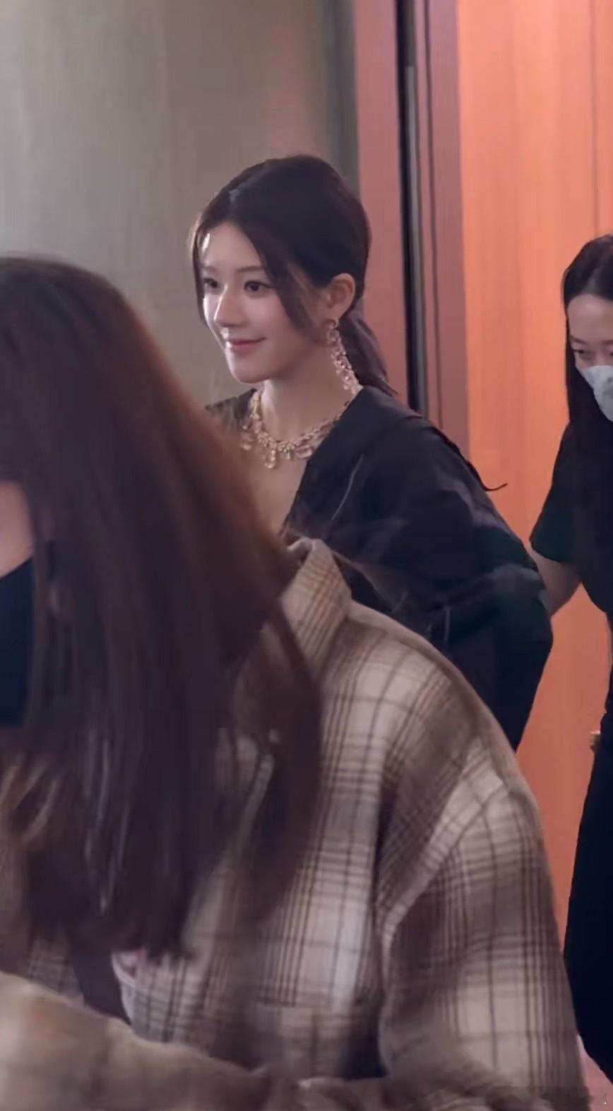 赵露思出来了，今天状态怎么样？