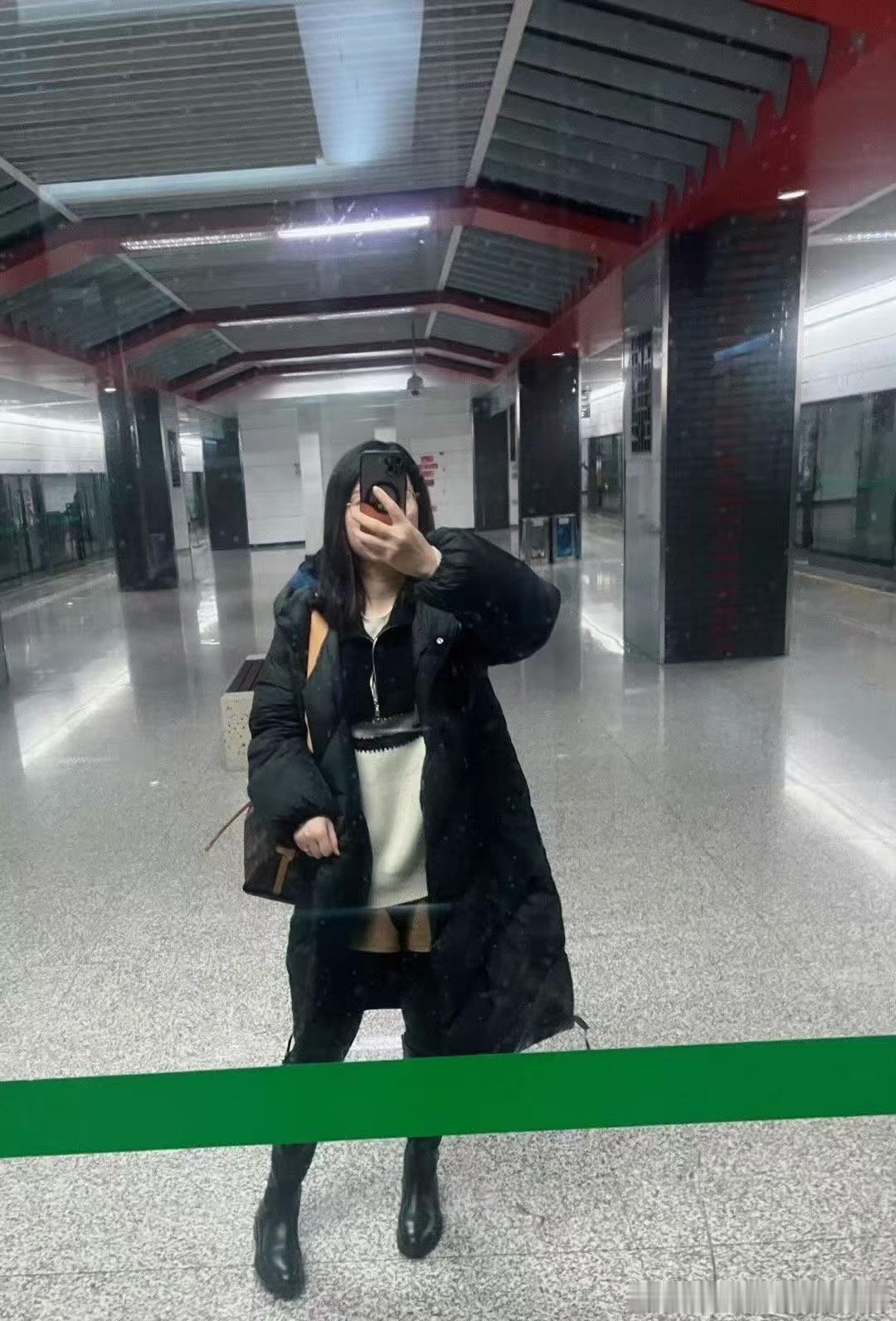 还有四十多天就过年了往年这个时候，我早就扒拉着购物软件挑新衣服了，大衣、毛衣、