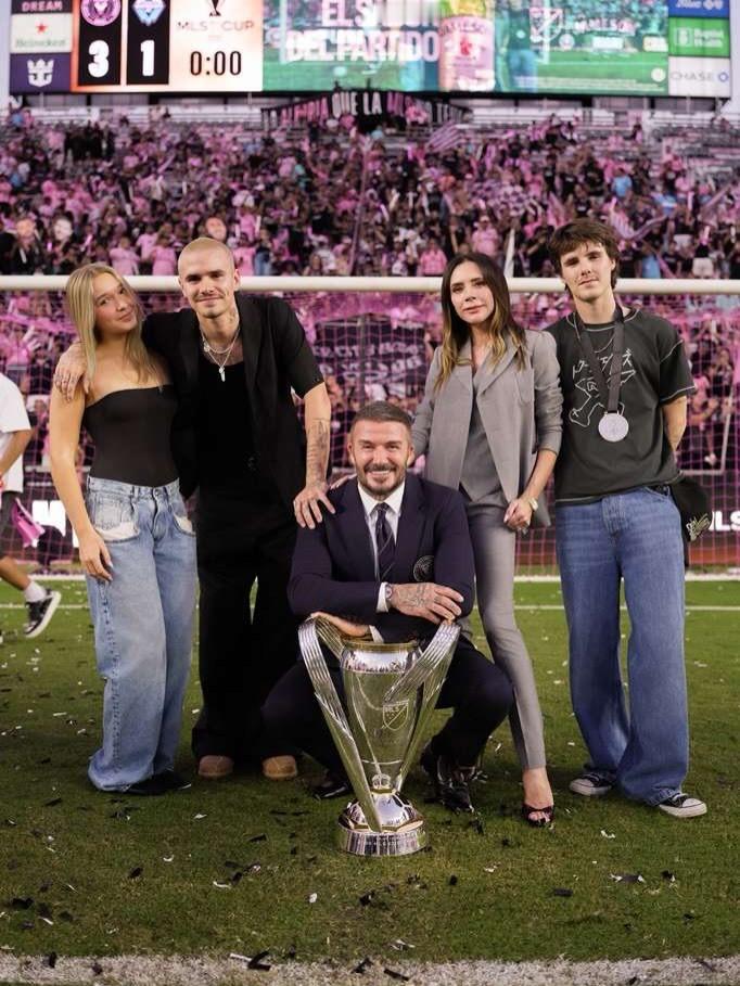 迈阿密国际首夺总冠军贝克汉姆的大儿子布鲁克林这是和家里断绝关系了？这么重要的场合