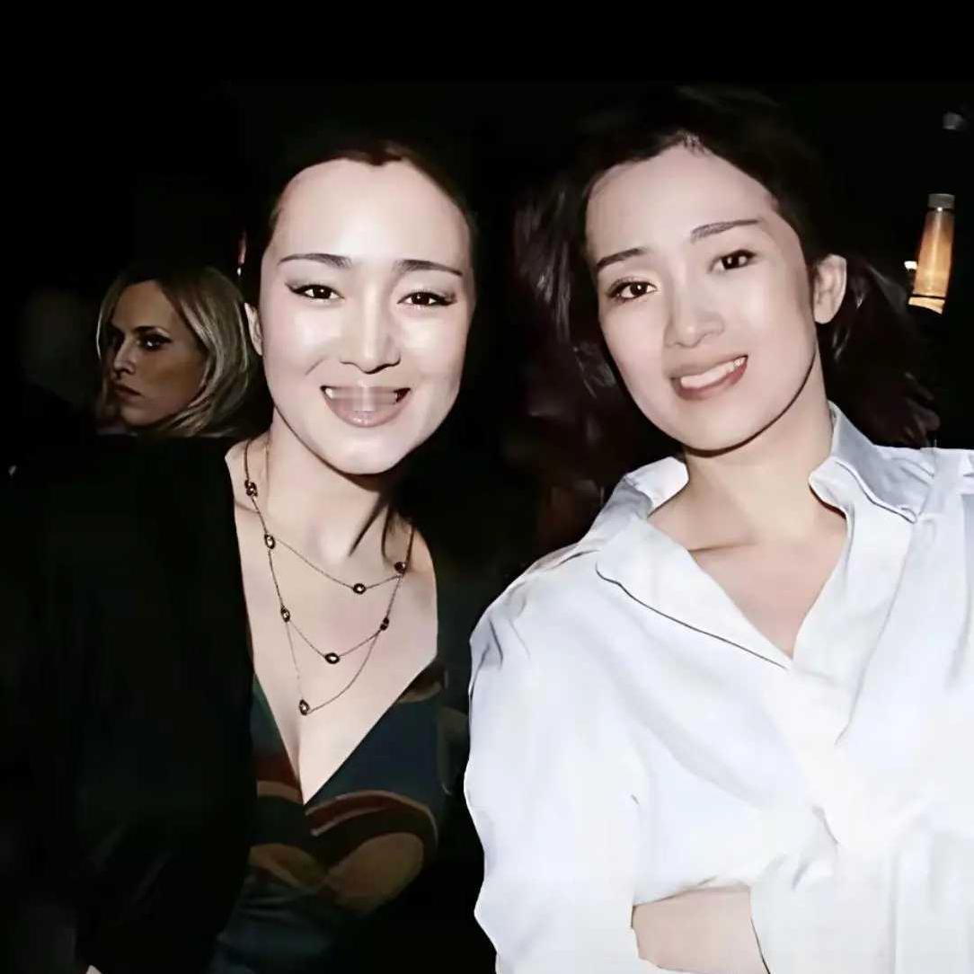 张艺谋都看错！巩俐和替身真假难辨网友热议一张合影，说白衣服是巩俐，黑衣服是