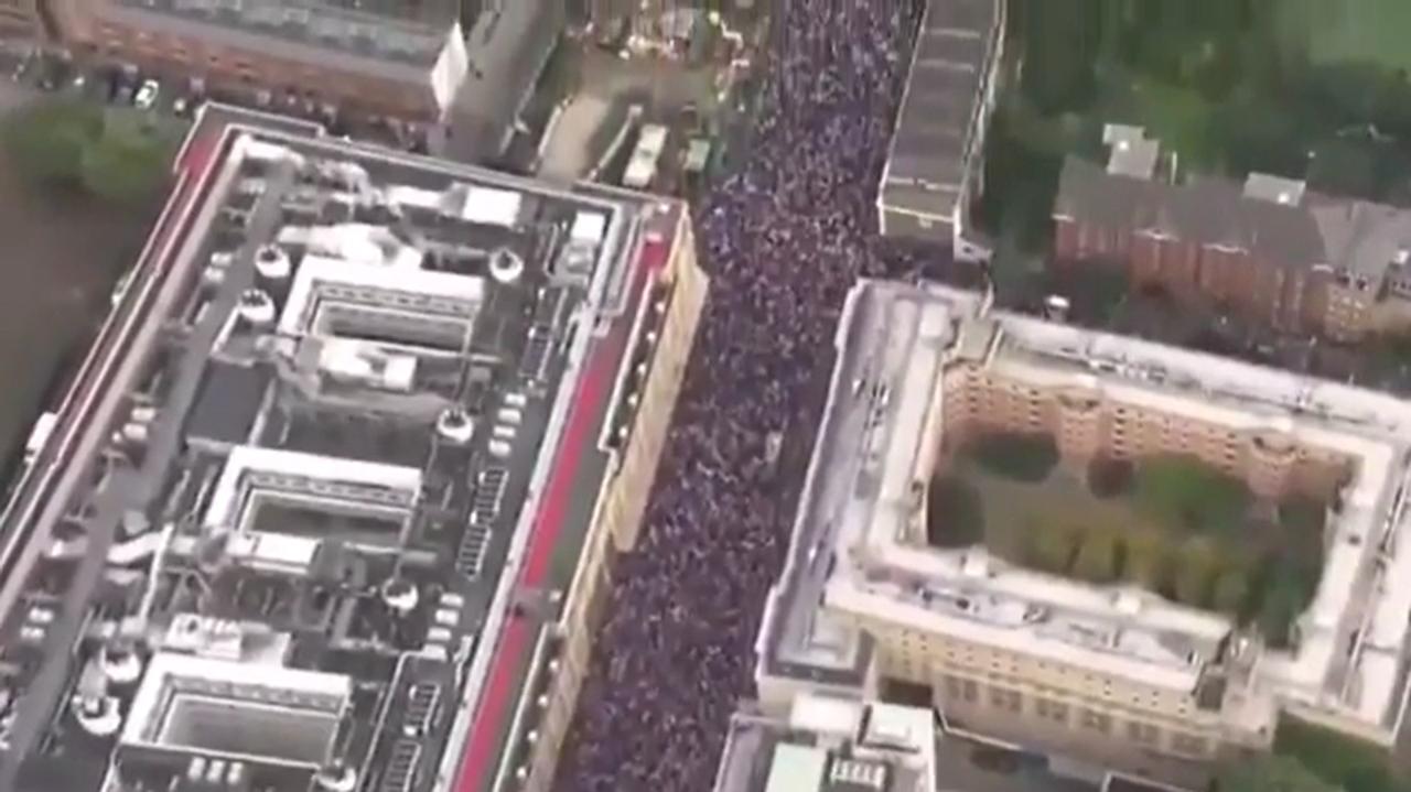 伦敦左右翼对抗：右翼反移民举英旗，左翼挺难民！超千警力维序据俄新社记者报道，右