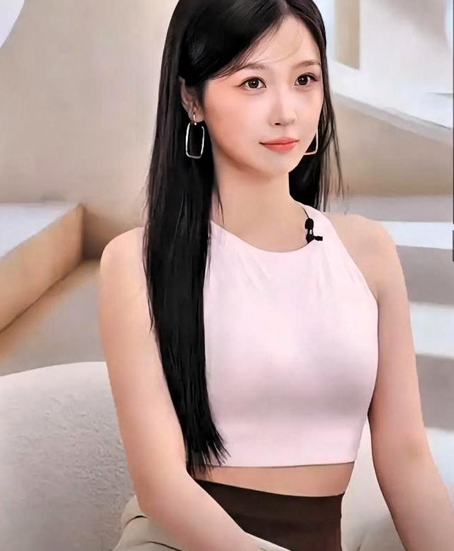 虞书欣在直播里说了件事：她最近在闭关，给《云初令》配音。不是录综艺，不是跑商