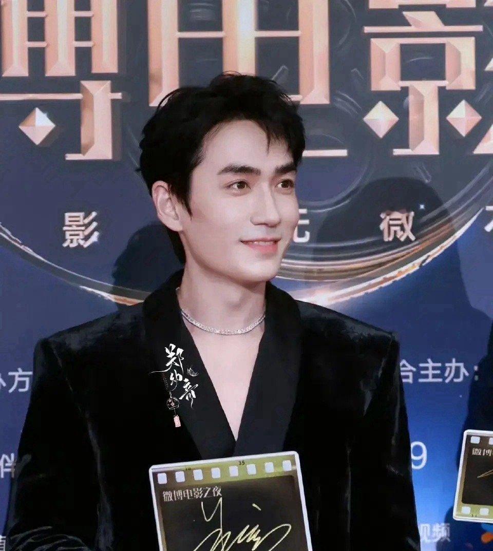 电影之夜红毯:37朱一龙颜值大回春，帅回美人影帝🥰和25岁小鲜肉吴磊同框完全不