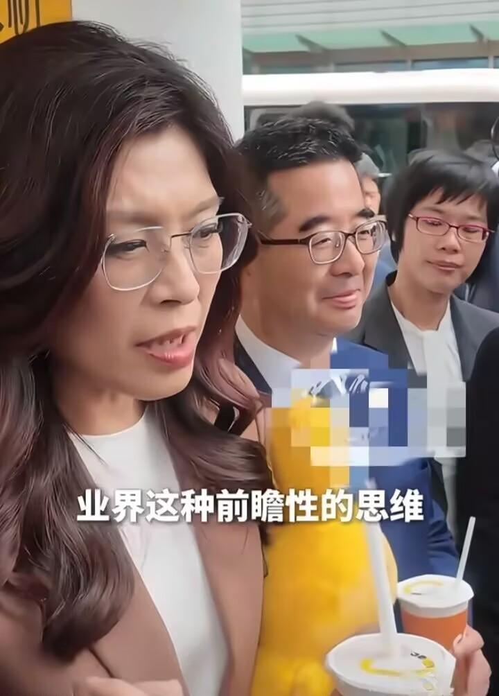 郑丽文去了一趟小米，雷军反手送了台新手机。结果她顺嘴漏了个底：家里全是小米，老公