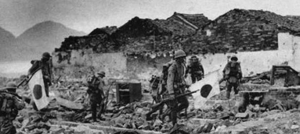 1942年新四军26团300人深入敌阵，忽被1500日军包围，众人劝团长突围，团