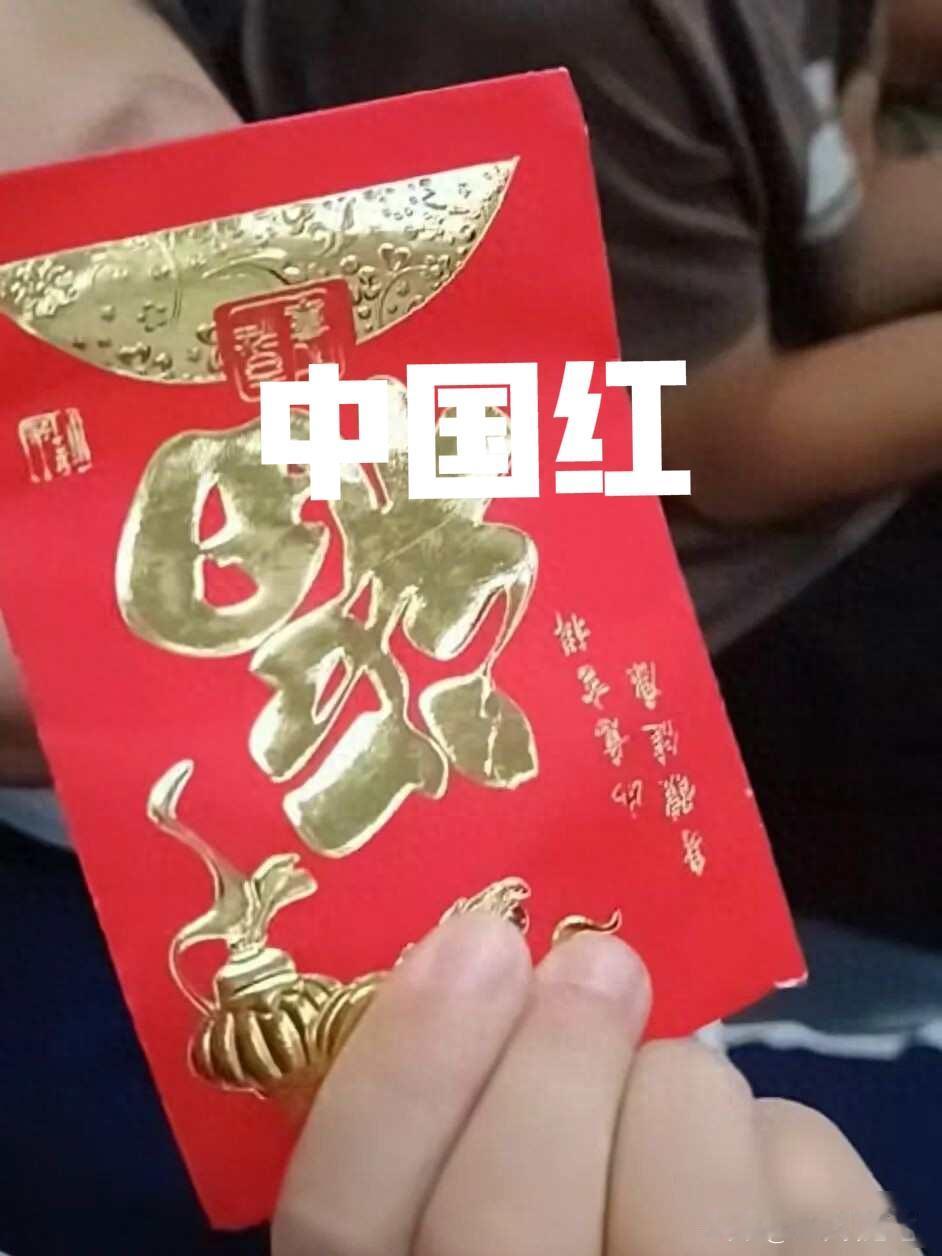 广州地铁上，10岁小女孩给老人让座，老人掏出红包送上，女孩母亲：一次微不足道的